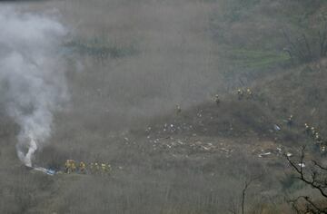 Bomberos en el lugar del accidente aéreo en Calabasas.