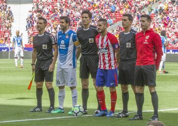 Los capitanes de ambos conjuntos, Koke y Víctor Sánchez, junto a Munuera Montero y su equipo arbitral. 