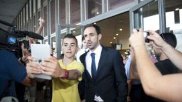 IDOLATRADO. Un aficionado se hace una foto con Juanfran.