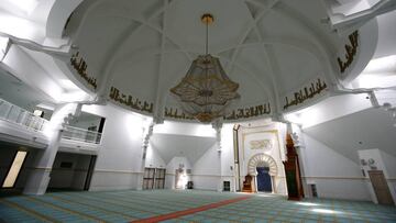 Durante el Ramad&aacute;n los musulmanes ayunan desde que sale el sol hasta que se va. Se nota en la vac&iacute;a mezquita de Lyon.
 