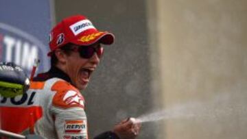 Marc Márquez celebra su victoria en el podio del gran premio de Italia.