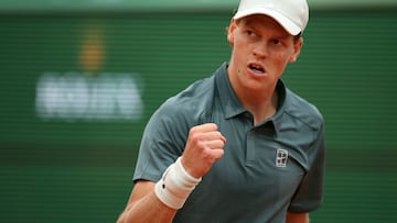 Jannik Sinner celebra un punto durante su partido contra Carlos Alcaraz en Montecarlo.