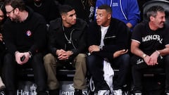 NEW YORK, NEW YORK - JANUARY 02: Achraf Hakimi and Kylian Mbappe watch the fourth quarter of the game between the San Antonio Spurs and the Brooklyn Nets at Barclays Center on January 02, 2023 in New York City. NOTE TO USER: User expressly acknowledges and agrees that, by downloading and or using this photograph, User is consenting to the terms and conditions of the Getty Images License Agreement.   Dustin Satloff/Getty Images/AFP (Photo by Dustin Satloff / GETTY IMAGES NORTH AMERICA / Getty Images via AFP)