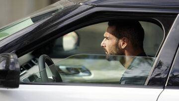 David Lombán entrando con su coche a La Rosaleda.