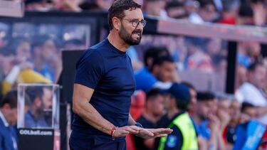 MADRID, 13/04/2024.-El entrenador del Getafe José Bordalás, durante el partido de la jornada 31 de LaLiga EA Sports entre el Rayo Vallecano y el Getafe, este sábado en el estadio de Vallecas en Madrid.-EFE/ Javier Lizón