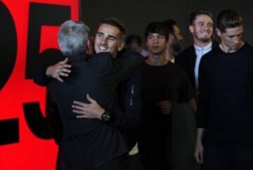 Enrique Cerezo y Griezmann se saludan con un abrazo.