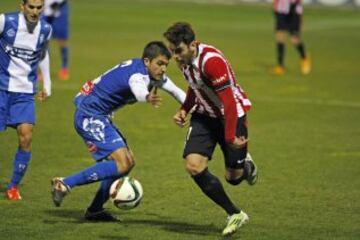El delantero del Athletic de Bilbao Ibai Gómez se escapa del centrocampista del Alcoyano Carles Salvador.