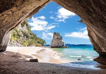 La Reserva Marina Te Whanganui-A-Hei (Cathedral Cove) se encuentra en la parte sur de Mercury Bay en la península de Coromandel en Nueva Zelanda y cubre un área de 840 hectáreas.