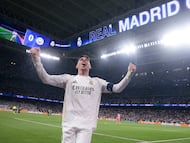 MADRID, 11/03/2026.- El centrocampista uruguayo del Real Madrid Fede Valverde celebra su tercer gol durante el encuentro correspondiente a la ida de los octavos de final de la Liga de Campeones que Real Madrid y Manchester City disputan este miércoles en el estadio Santiago Bernabéu, en Madrid. EFE/ Juanjo Martín
