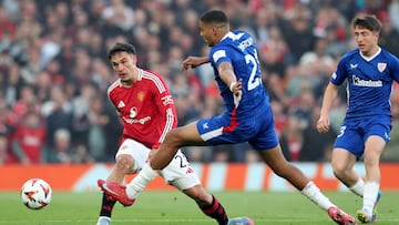 Soccer Football - Europa League - Semi Final - Second Leg - Manchester United v Athletic Bilbao - Old Trafford, Manchester, Britain - May 8, 2025 Manchester United's Manuel Ugarte in action with Athletic Bilbao's Maroan Sannadi REUTERS/Scott Heppell