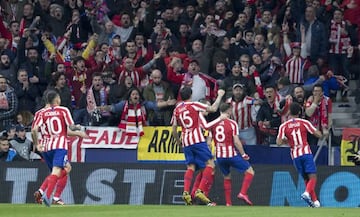 Saúl celebra el gol que marcó al Liverpool en el Wanda.