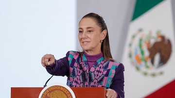 MEX327. CIUDAD DE MÉXICO (MÉXICO), 03/12/2025.- La presidenta de México, Claudia Sheinbaum, habla en una rueda de prensa este miércoles, en el Palacio Nacional de la Ciudad de México (México). Sheinbaum confirmó que acudirá al sorteo del Mundial de Fútbol 2026 que se realizará el próximo 5 de diciembre en Washington, en donde se verá por primera en persona con su homólogo estadounidense, Donald Trump. EFE/ Isaac Esquivel