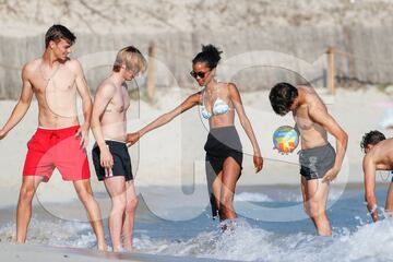 El jugador portugués disfruta de las maravillosas playas ibicencas en compañía de un nutrido grupo de amigos mientras espera decidir su futuro.