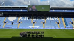 Los jugadores del Leicester homenajean al presidente fallecido.