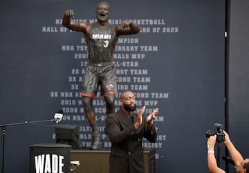 Oscar León y Omri Amrany, han sido los autores de la estatua de Wade que estará a las afueras del pabellón de los Miami Heat. En la imagen se puede ver al exjugador haciendo una famosa celebración después de anotar un lanzamiento ganador, señalando el parqué como queriendo decir "esta es mi casa". Wade jugó en Miami 15 temporadas ganando tres anillos (2006, 2012 y 2013), siendo MVP de la final en el primero, fue 13 veces All Star y estuvo en ocho ocasiones en los mejores quintetos de la NBA. El año pasado fue incluido en el Hall of Fame.