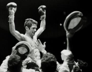 El boxeador Pedro Carrasco, el 'Marinero de los Puños de Oro', retuvo en 1968 el título de campeón de Europa de los ligeros conseguido el año anterior.
Desarrolló buena parte de su carrera pugilística mientras hacía el servicio militar en la Marina y tuvo en sus compañeros marineros a sus más incondicionales seguidores, que celebraban sus victorias arrojando al ring decenas de gorras.