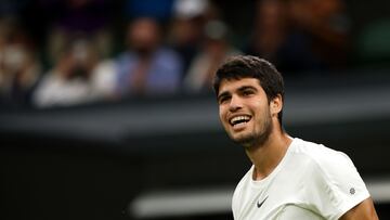 Wimbledon (United Kingdom), 10/07/2023.- Carlos Alcaraz of Spain reacts after winning against Matteo Berrettini of Italy in their Men's Singles 4th round match against at the Wimbledon Championships, Wimbledon, Britain, 10 July 2023. (Tenis, Italia, Espa?a, Reino Unido) EFE/EPA/NEIL HALL EDITORIAL USE ONLY