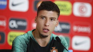 El central portugu&eacute;s del Benfica, R&uacute;ben Dias, con su selecci&oacute;n.