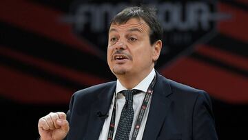 Anadolu Efes' Turkish coach Ergin Ataman reacts during the EuroLeague semi-final basketball match between Fenerbahce and Anadolu Efes at the Fernando Buesa Arena in Vitoria on May 17, 2019. (Photo by LLUIS GENE / AFP)