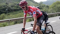 Chris Froome rueda con el maillot de l&iacute;der durante la etapa con final en Santo Toribio de Li&eacute;bana durante la pasada Vuelta a Espa&ntilde;a.