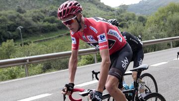 Chris Froome rueda con el maillot de l&iacute;der durante la etapa con final en Santo Toribio de Li&eacute;bana durante la pasada Vuelta a Espa&ntilde;a.