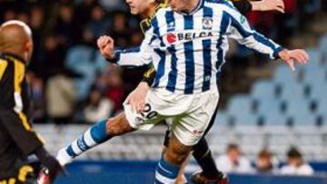 <b>BUEN FÚTBOL Y MUCHAS OCASIONES. </b>Arizmendi, que jugó en punta, cabecea muy forzado ante el realista Carlos Martínez.