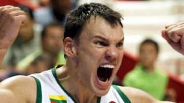 <b>GRITO DE RABIA.</b> Jasikevicius no tuvo su mejor noche, pero el equipo lituano estuvo a la altura y celebraron la clasificación por todo lo alto.