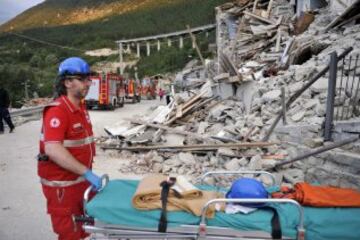 ITA30 PESCARA DEL TRONTO (ITALIA) 24/08/2016.- Un trabajador de la Cruz Roja italiana lleva una camilla delante de los escombros de un edificio en Pescara del Tronto, cerca de la localidad de Arquata del Tronto, en la provincia de Ascoli Piceno, región de Marche, en el centro de Italia, hoy, 24 de agosto de 2016. Al menos 19 personas han fallecido y hay decenas de heridos tras el terremoto de 6 grados en la escala Richter que ha sacudido el centro de Italia esta madrugada, según informó la televisión pública RAI. EFE/Cristiano Chiodi