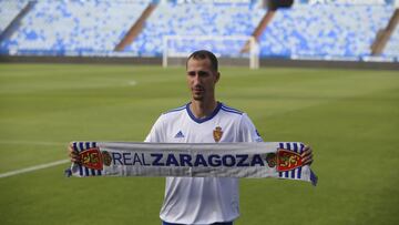 Radosav Petrovic posa con una bufanda del Real Zaragoza durante su presentaci&oacute;n en La Romareda.