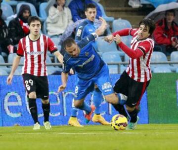 Lacen pelea un balón con el centrocampista del Athletic Club Beñat.