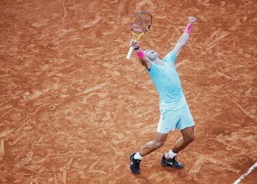 El Grand Slam francés se salió con la suya y se celebró entre septiembre y octubre tras haber sido aplazado en mayo. Con 1.000 espectadores diarios, burbuja, techo en la Philippe Chatrier y luz artificial, se disputó en condiciones inusuales de frío, lluvia y nocturnidad. Justo las que perjudicaban a un Nadal que pudo con todo y ganó su 13º título, 20º un major con el que igualaba el récord de Federer. Además lo hizo tras barrer en la final a Djokovic y sin perder un set (6-0, 6-2 y 7-5). La polaca Iga Swiatek, de 19 años, fue la estrella femenina por juego y simpatía, y se cargó en el partido por el título a Kenin. 