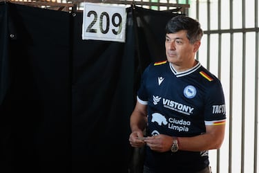 Parisi muestra su lado futbolero: apareció con las camisetas de estos equipos nacionales