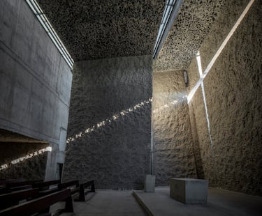 La luz natural juega un papel crucial y muy simbólico. Entra a través de "fracturas" o grietas entre los volúmenes para iluminar puntos clave, relacionando la iluminación con los sacramentos (por ejemplo, la luz al amanecer sobre la pila bautismal).