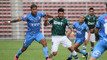 El jugador de Santiago Wanderers, Jorge Gatica, disputa el balón con Bairon Monroy de San Marcos de Arica.