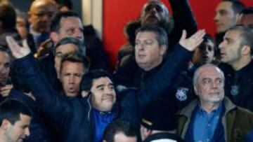 Diego Maradona acudió a ver al Nápoles, ante de declarar ante la justicia italiana.