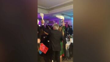 Documento para guardar: Ancelotti, servilleta en mano, en la fiesta del Nápoles