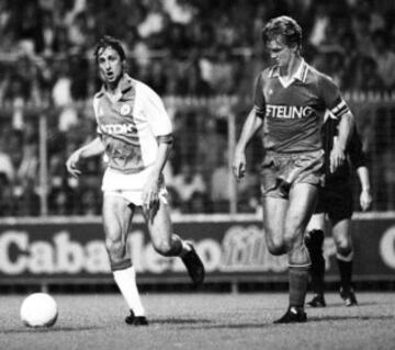 Cruyff in action with Ajax, being tracked by Louis van Gaal.
