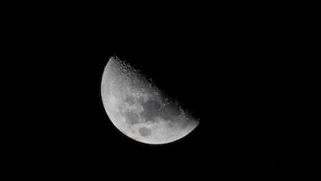 AMDEP832. CALI (COLOMBIA), 28/01/2023.- Fotografía de la Luna en su fase creciente hoy, desde el estadio Pascual Guerrero donde se jugó el partido de la fase de grupos del Campeonato Sudamericano Sub'20 entre las selecciones de Venezuela y Chile en Cali (Colombia). EFE/ Carlos Ortega
