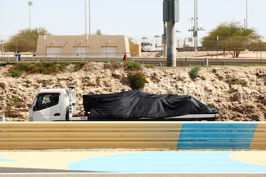 El Mercedes Alpine F1 A526 es retirado del coche durante el primer día de pruebas de F1 en el Circuito Internacional de Baréin.