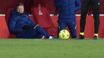 Barcelona&#039;s Dutch coach Ronald Koeman attends the Spanish League football match between Granada and Barcelona at the Los Carmenes stadium in Granada on January 9, 2021. (Photo by JORGE GUERRERO / AFP)