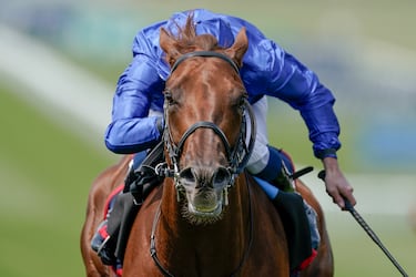 Más de uno se habrá asustado al ver un jinete sin cabeza a lomos de su caballo. Pero no, no hay motivo para
la alarma, simplemente el fotógrafo ha captado un momento en el que William Buick va agachado montando a
Castle Way instantes antes de hacerse con el triunfo en The Bahrain Trophy Stakes en Newmarket (Inglaterra).