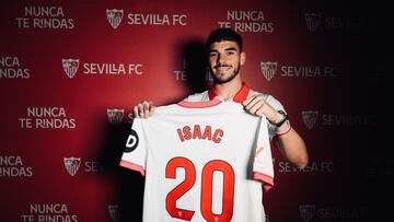 Isaac Romero, con su nuevo dorsal del Sevilla.