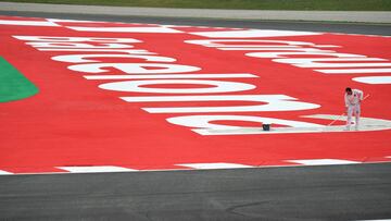 Operarios trabajando en el Circuit de Barcelona.