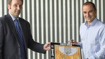 Carles Duran con el director general del Bilbao Basket Eduardo Gárate.