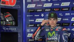 Movistar Yamaha MotoGP&#039;s Spanish rider Maverick Vinales places his ear plug into his ear during the second day of 2017 MotoGP pre-season test at the Sepang International Circuit on January 31, 2017. / AFP PHOTO / MOHD RASFAN