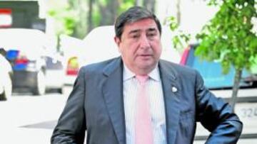 <b>TIRA Y AFLOJA. </b>Lendoiro quiere decisiones rápidas en las renovaciones, pero los jugadores no tienen demasiada prisa.