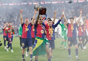 Raphinha celebrando la victoria del Barcelona en la Supercopa de Espa?a.