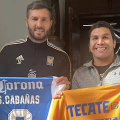 ¡Exceso de calidad! Gignac y Cabañas se conocen e intercambian playeras