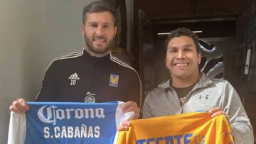 ¡Exceso de calidad! Gignac y Cabañas se conocen e intercambian playeras