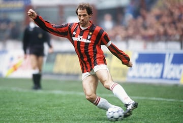 Fue nombrado 'Jugador del Siglo de la Serie A' en el año 2000. Baresi jugó toda su carrera con el AC Milan, donde ganó seis veces el campeonato local y en cuatro ocasiones la Champions League, por decir algunos de los títulos más importantes. Por supuesto, su dorsal está retirado con los rossoneros. 